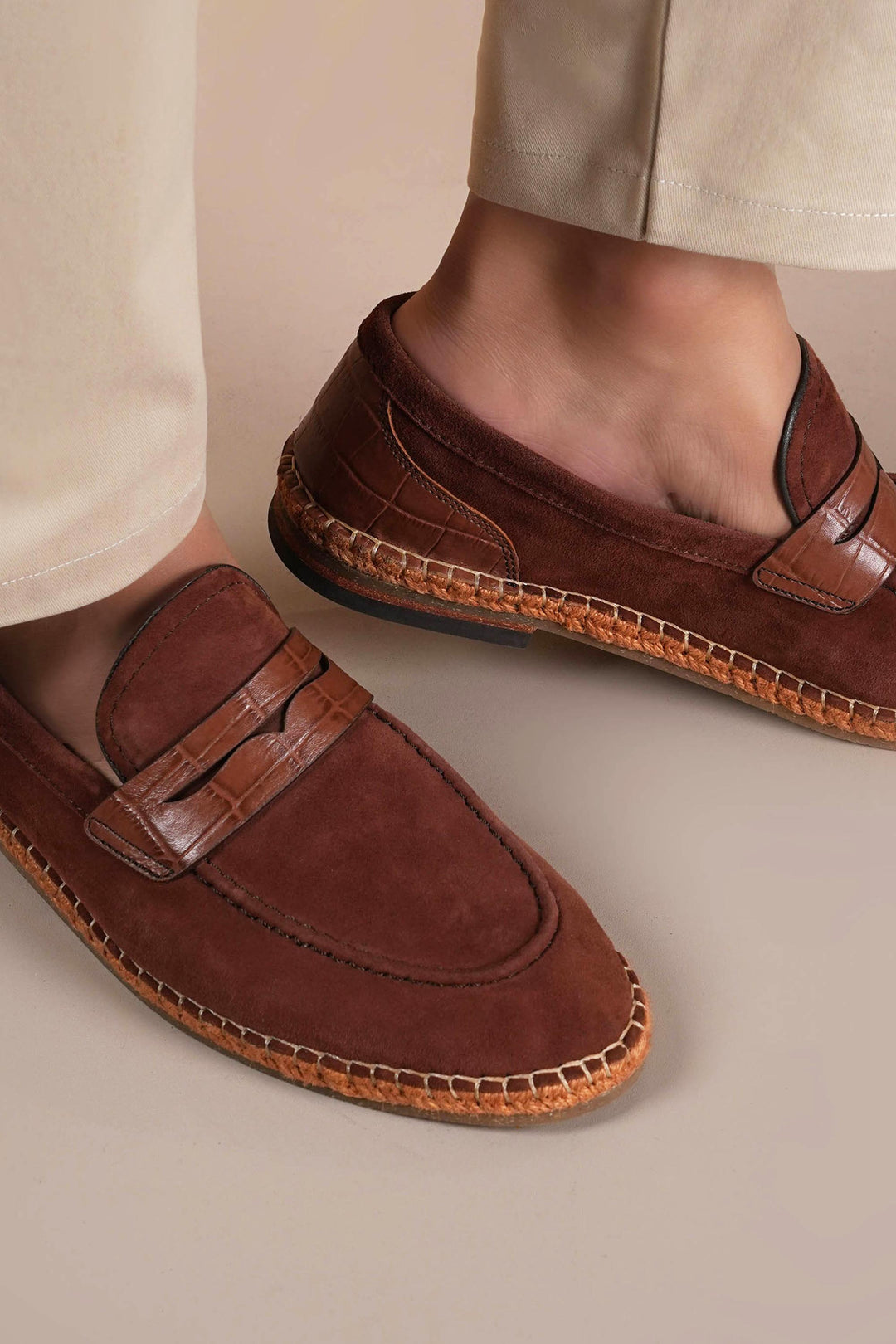 LOGO 11013 TAN